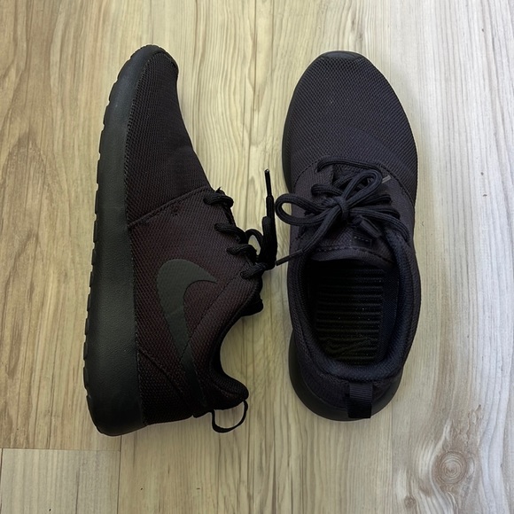 Nike Roshe One Black Women’s Size 6 - Picture 1 of 3